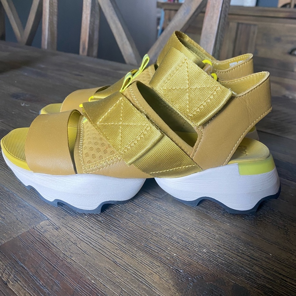 Sorel Sandals size 5!